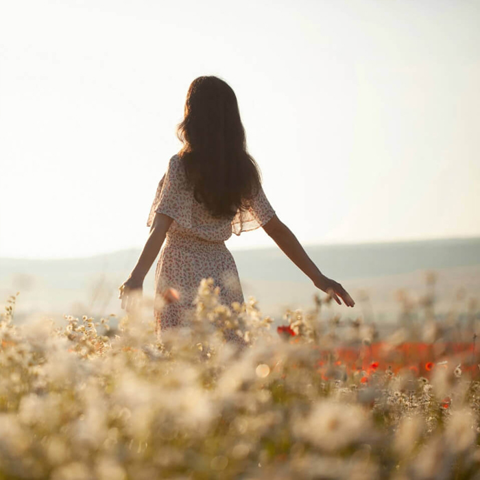 Frau mit Blumenkleid