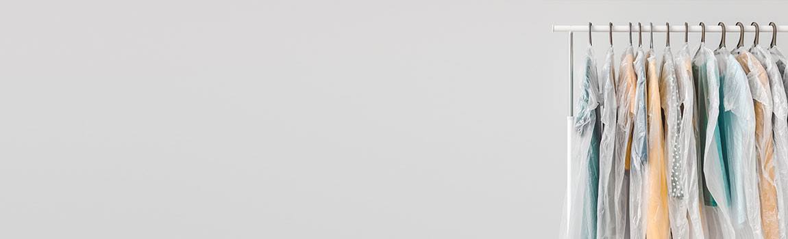 Kleiderständer mit gereinigter Kleidung