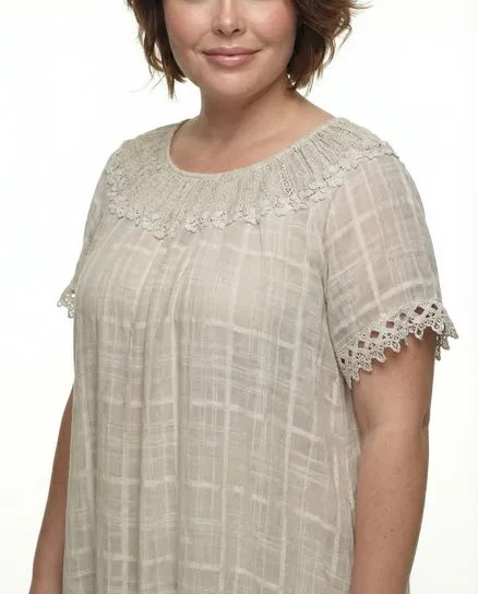 Baumwollkleid mit Spitze in taupe von Spaziodonna