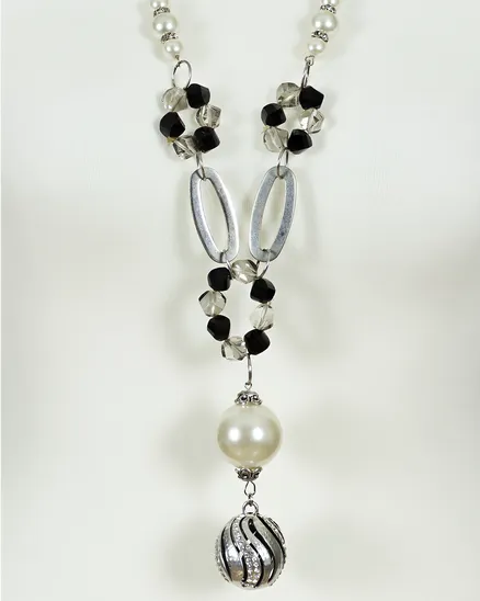 Halskette mit Perlen in Halskette mit Perlen von Fashion Jewelry