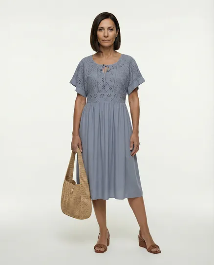 Kleid mit Lochstickerei in jeansblau von Spaziodonna