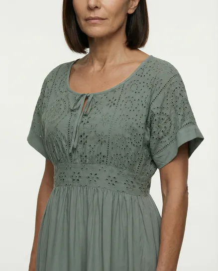 Kleid mit Lochstickerei in khaki von Spaziodonna