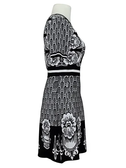 Kleid mit Ornament Print in schwarz von lulu.com