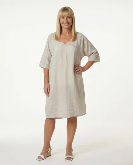 Leinenkleid Lochstickerei in beige von Spaziodonna