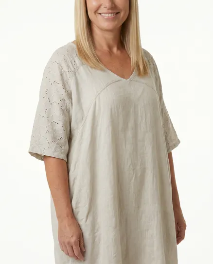 Leinenkleid Lochstickerei in beige von Spaziodonna
