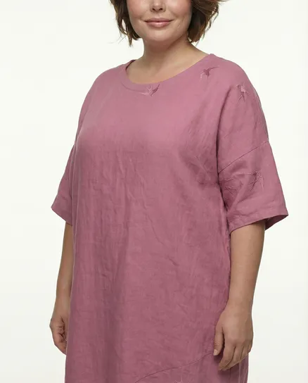 Leinenkleid mit Stickerei in rosenholz von Puro Lino