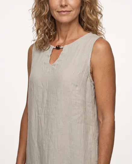 Leinenkleid mit Zierkugel in beige von Puro Lino