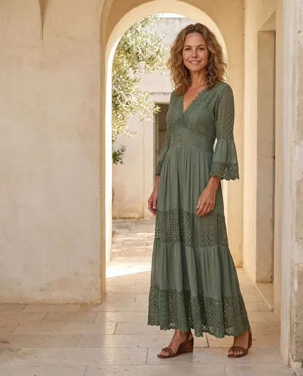 Maxikleid mit Spitze in khaki von H. Trend