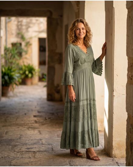 Maxikleid mit Spitze in oliv von Made in Italy