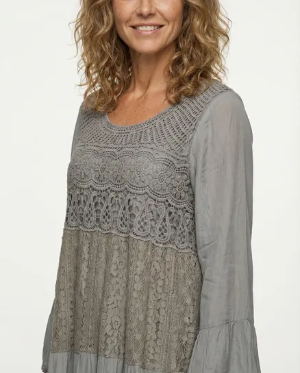 Spitzenkleid mit Seide in braun von Spaziodonna