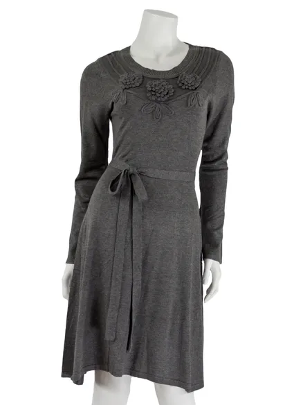 Strickkleid mit Blumen in grau von XUNA