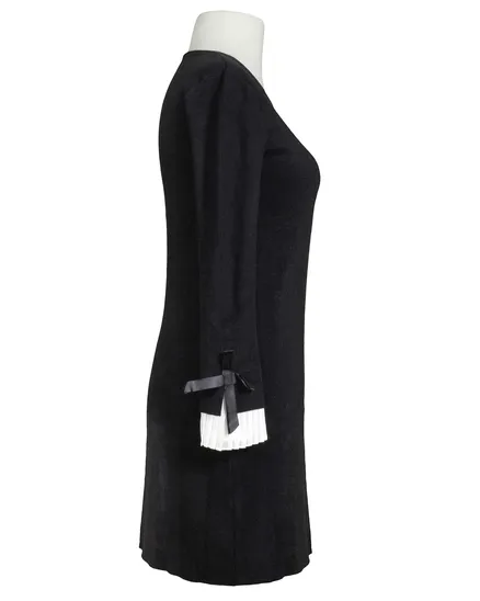 Strickkleid mit Plissee in schwarz von Anny
