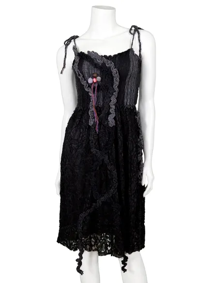 Strickkleid mit Spitze in schwarz von For Her Paris