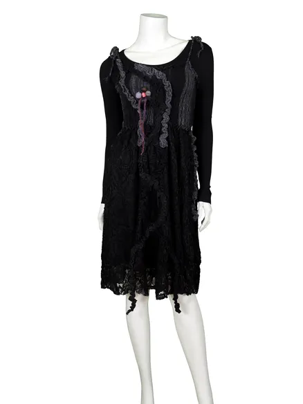 Strickkleid mit Spitze in schwarz von For Her Paris