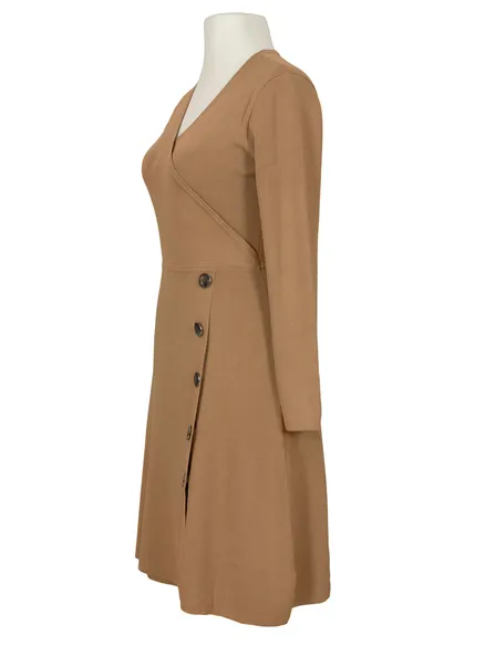 Strickkleid Wickeloptik in camel von Finery