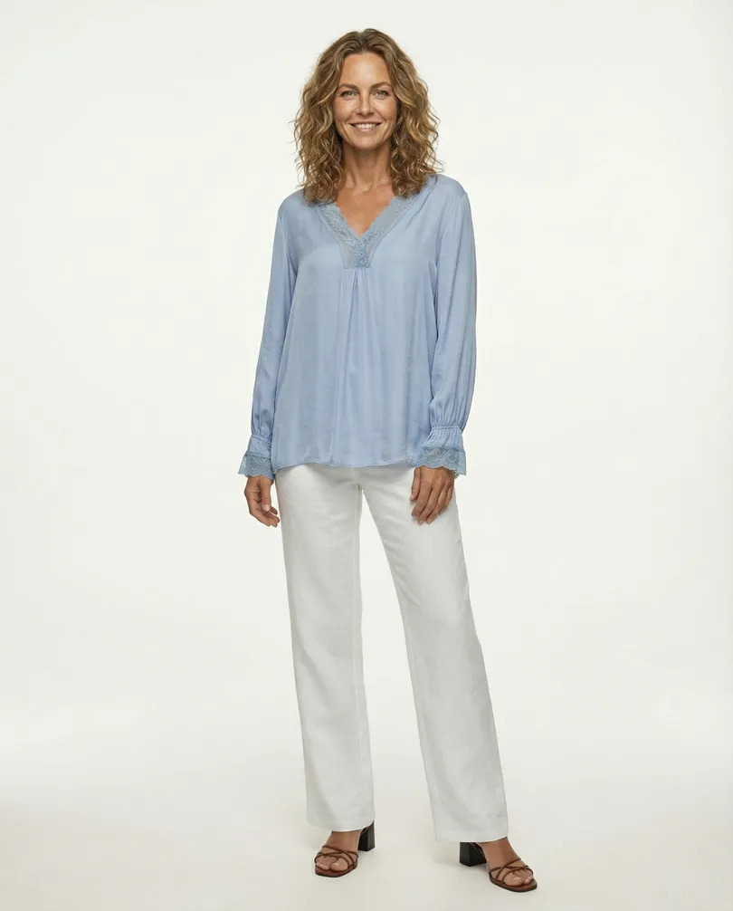 Blusenshirt mit Spitze in  hellblau von Made in Italy (Bild 3)