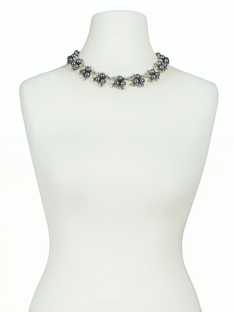 Kette mit Perlen in grau von Fashion Jewelry