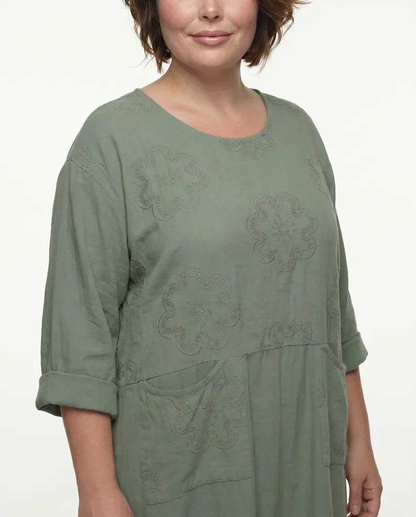Kleid mit Stickerei in  salbei von Made in Italy (Bild 4)