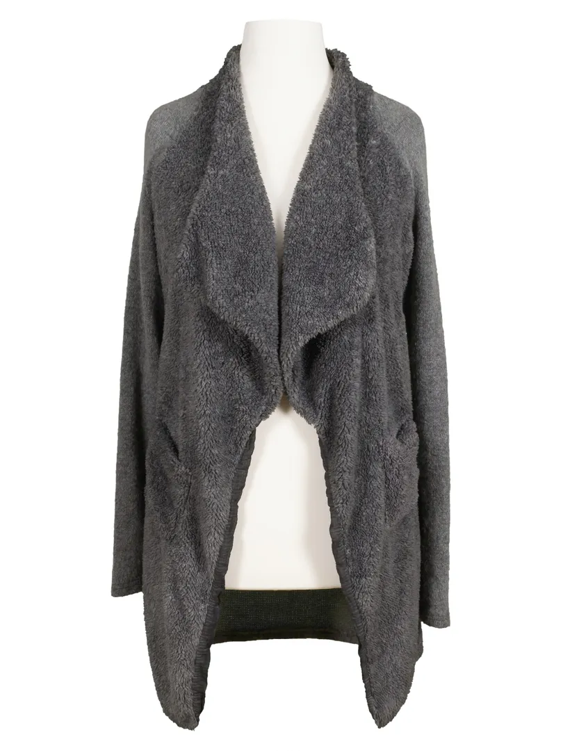 Strickh�lle mit Pl�sch in  grau von Spaziodonna (Bild 1)