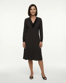 Jerseykleid V-Ausschnitt in  schwarz von Quinze Heures Trente (Bild 2)