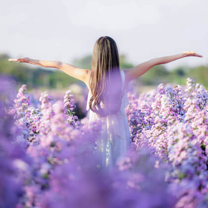 Frau in Lavendelfeld