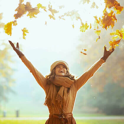 Frau im Park mit herbstlichem Outfit
