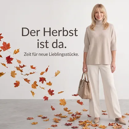 Frau in beigefarbenem Pullover und Herbstbl&auml;ttern
