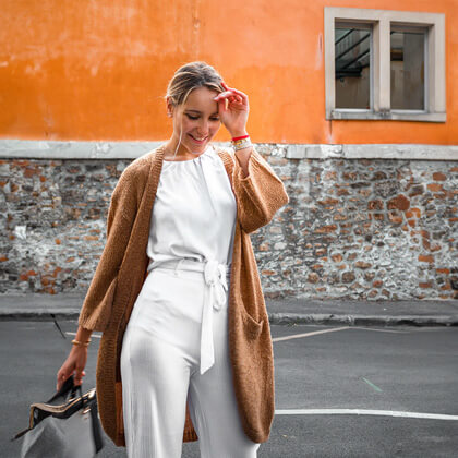 Frau mit brauner Strickjacke in Italien