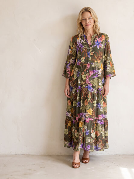 Frau in floralem A-Linie Kleid