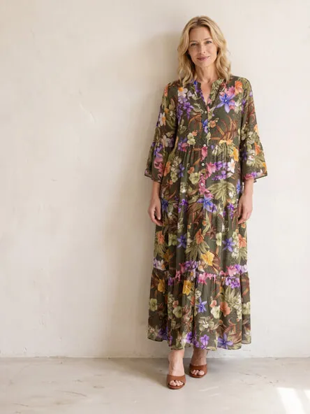 Frau in floralem A-Linie Kleid