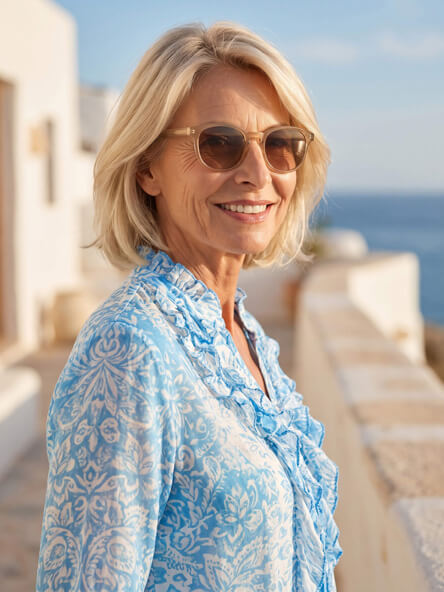 Frau mit hellblauer Bluse