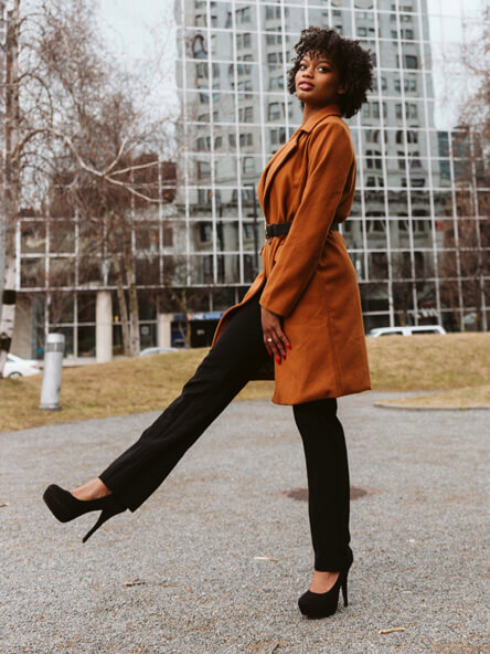 Frau mit modischer Hose