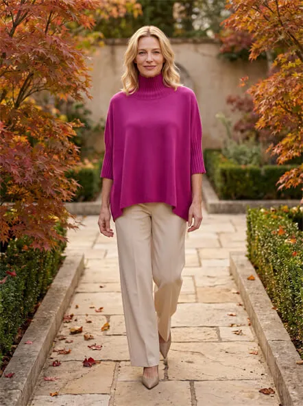 Frau mit beerefarbenem Pullover
