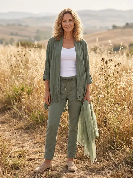 Frau in olivgr&uuml;nem Herbst-Outfit mit langer Bluse, Hose und Schal
