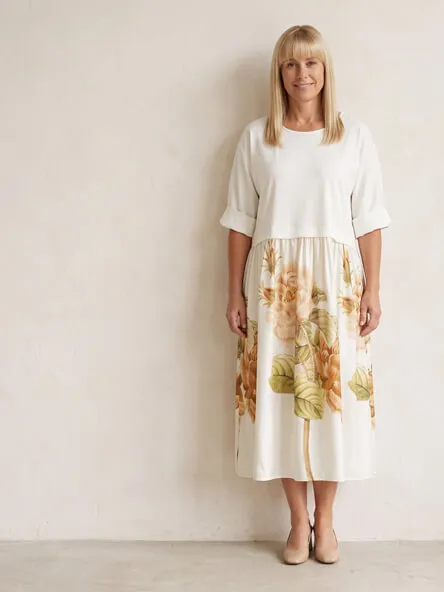 Frau in beigem Kleid mit Blumenmuster