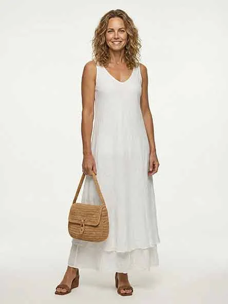 Frau in langem Leinenkleid und Tasche