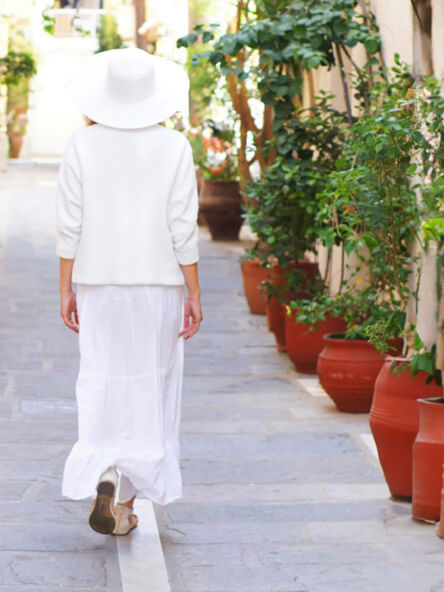 Frau mit weissem Maxikleid