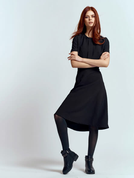 Frau mit schwarzem Kleid