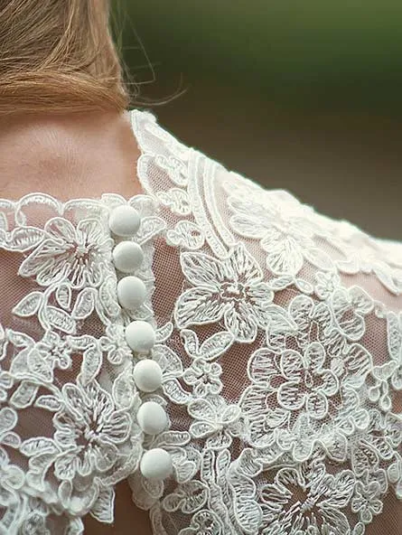 Frau in wei&szlig;em Spitzenkleid