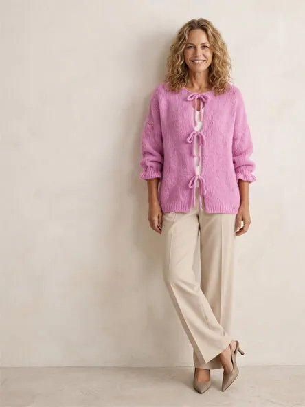 Frau mit pinker Strickjacke