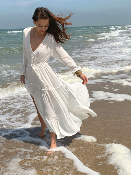 Frau in weissem Tunikakleid